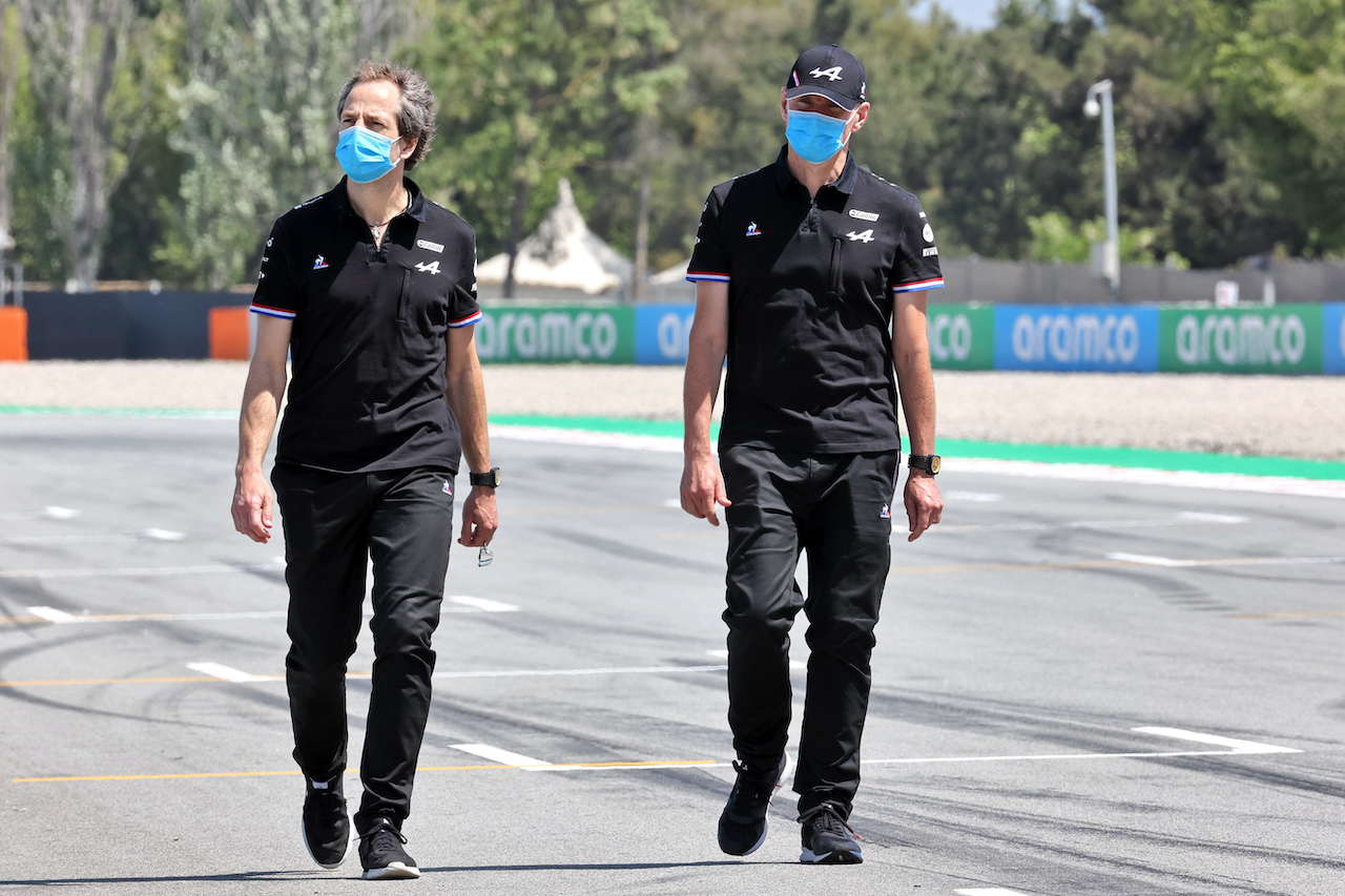 GP SPAGNA, (L to R): Ciaron Pilbeam (GBR) Alpine F1 Team Chief Gara Engineer with Alan Permane (GBR) Alpine F1 Team Trackside Operations Director.
06.05.2021. Formula 1 World Championship, Rd 4, Spanish Grand Prix, Barcelona, Spain, Preparation Day.
- www.xpbimages.com, EMail: requests@xpbimages.com © Copyright: Batchelor / XPB Images