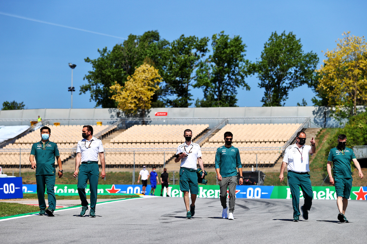 GP SPAGNA, Lance Stroll (CDN) Aston Martin F1 Team walks the circuit with the team.
06.05.2021. Formula 1 World Championship, Rd 4, Spanish Grand Prix, Barcelona, Spain, Preparation Day.
- www.xpbimages.com, EMail: requests@xpbimages.com © Copyright: Moy / XPB Images