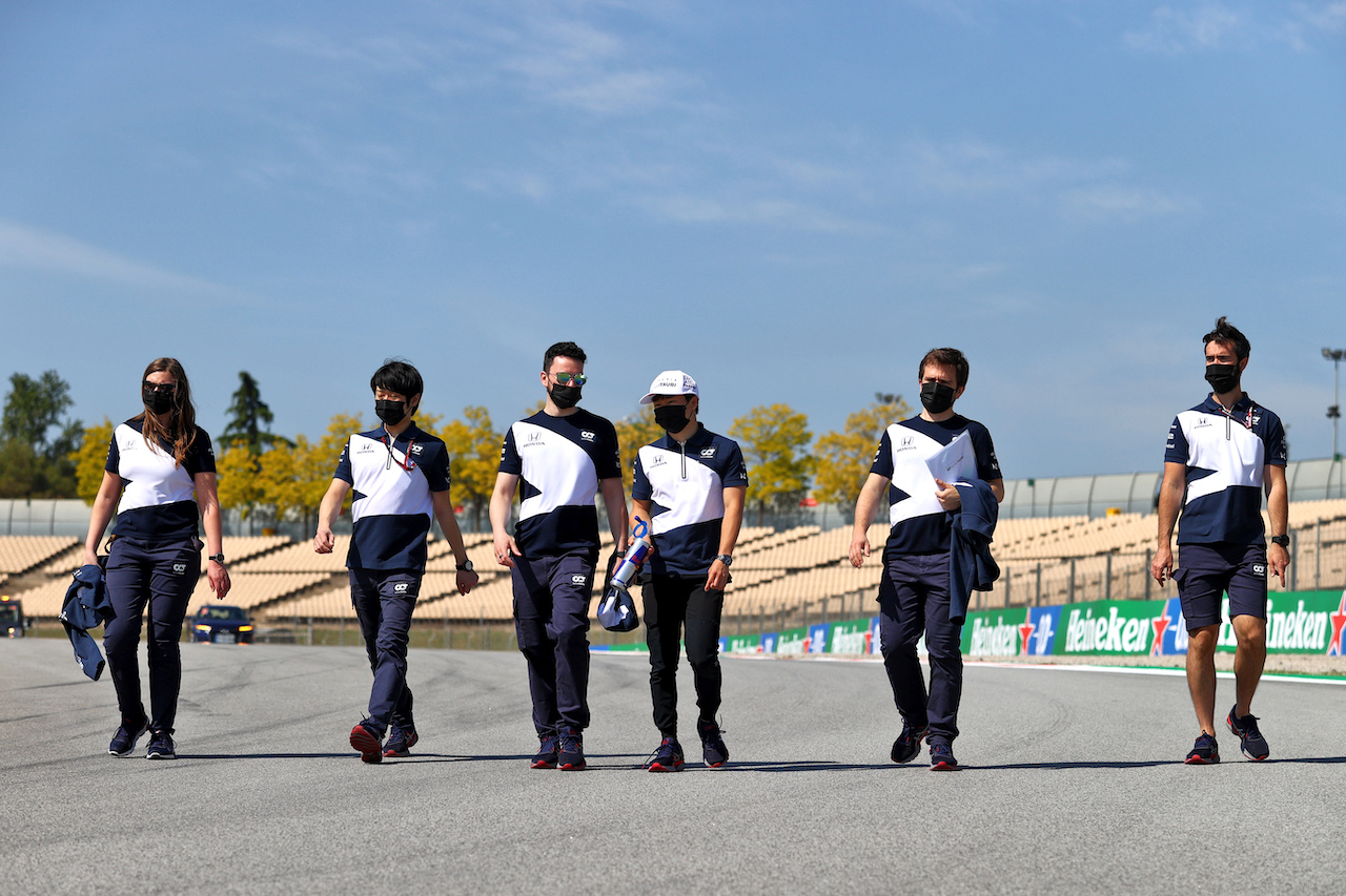 GP SPAGNA, Yuki Tsunoda (JPN) AlphaTauri walks the circuit with the team.
06.05.2021. Formula 1 World Championship, Rd 4, Spanish Grand Prix, Barcelona, Spain, Preparation Day.
- www.xpbimages.com, EMail: requests@xpbimages.com © Copyright: Moy / XPB Images