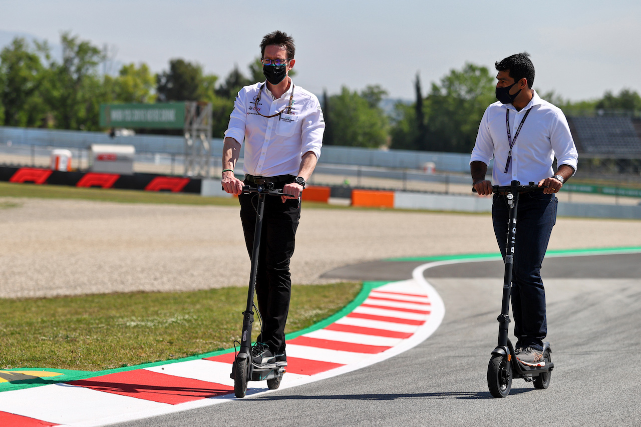 GP SPAGNA, (L to R): Andrew Shovlin (GBR) Mercedes AMG F1 Trackside Engineering Director with Karun Chandhok (IND) Sky Sports F1 Presenter.
06.05.2021. Formula 1 World Championship, Rd 4, Spanish Grand Prix, Barcelona, Spain, Preparation Day.
- www.xpbimages.com, EMail: requests@xpbimages.com © Copyright: Moy / XPB Images