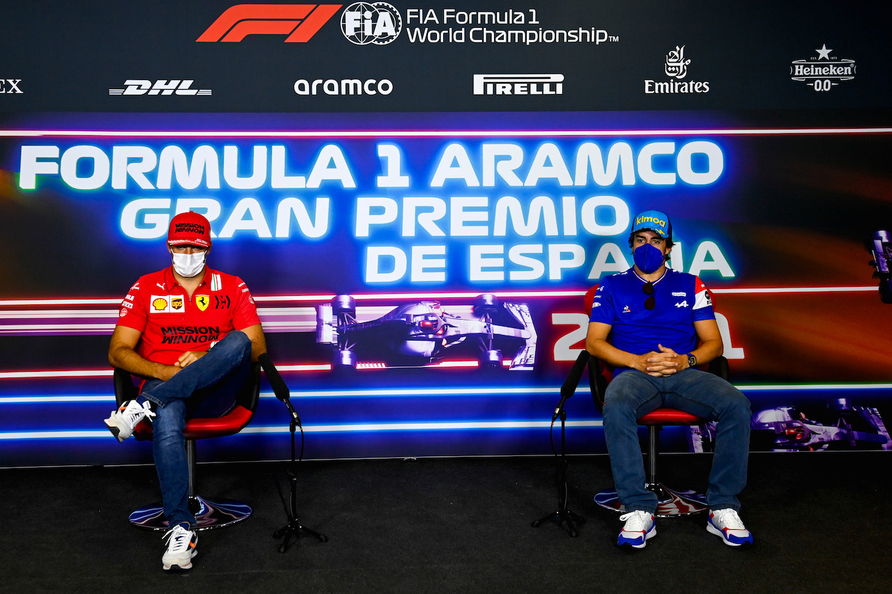 GP SPAGNA, (L to R): Carlos Sainz Jr (ESP) Ferrari e Fernando Alonso (ESP) Alpine F1 Team in the FIA Press Conference.
06.05.2021. Formula 1 World Championship, Rd 4, Spanish Grand Prix, Barcelona, Spain, Preparation Day.
- www.xpbimages.com, EMail: requests@xpbimages.com © Copyright: FIA Pool Image for Editorial Use Only