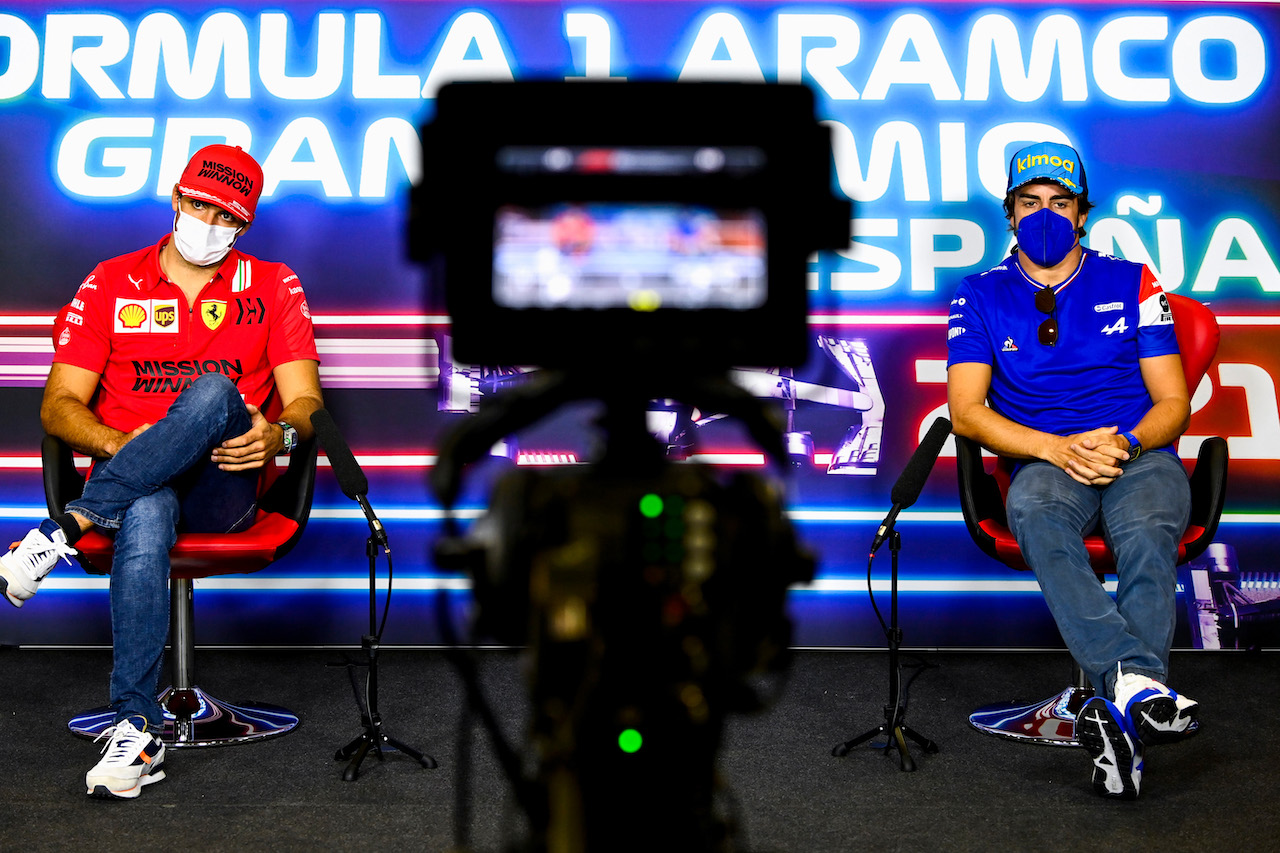 GP SPAGNA, (L to R): Carlos Sainz Jr (ESP) Ferrari e Fernando Alonso (ESP) Alpine F1 Team in the FIA Press Conference.
06.05.2021. Formula 1 World Championship, Rd 4, Spanish Grand Prix, Barcelona, Spain, Preparation Day.
- www.xpbimages.com, EMail: requests@xpbimages.com © Copyright: FIA Pool Image for Editorial Use Only