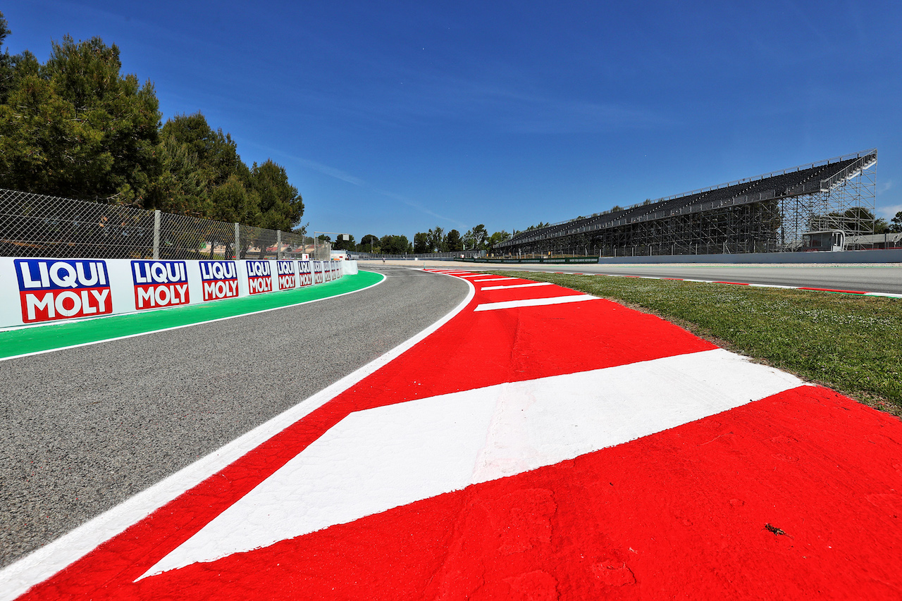 GP SPAGNA, Circuit Atmosfera - pit lane entrance.
06.05.2021. Formula 1 World Championship, Rd 4, Spanish Grand Prix, Barcelona, Spain, Preparation Day.
- www.xpbimages.com, EMail: requests@xpbimages.com © Copyright: Moy / XPB Images