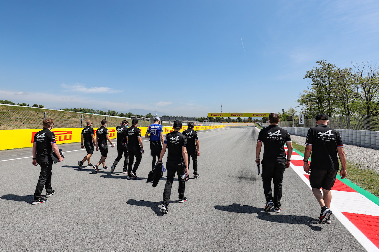 GP SPAGNA, Esteban Ocon (FRA) Alpine F1 Team walks the circuit with the team.
06.05.2021. Formula 1 World Championship, Rd 4, Spanish Grand Prix, Barcelona, Spain, Preparation Day.
- www.xpbimages.com, EMail: requests@xpbimages.com © Copyright: Charniaux / XPB Images