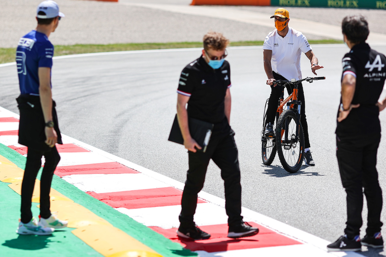 GP SPAGNA, Daniel Ricciardo (AUS) McLaren on the circuit with Esteban Ocon (FRA) Alpine F1 Team.
06.05.2021. Formula 1 World Championship, Rd 4, Spanish Grand Prix, Barcelona, Spain, Preparation Day.
- www.xpbimages.com, EMail: requests@xpbimages.com © Copyright: Charniaux / XPB Images