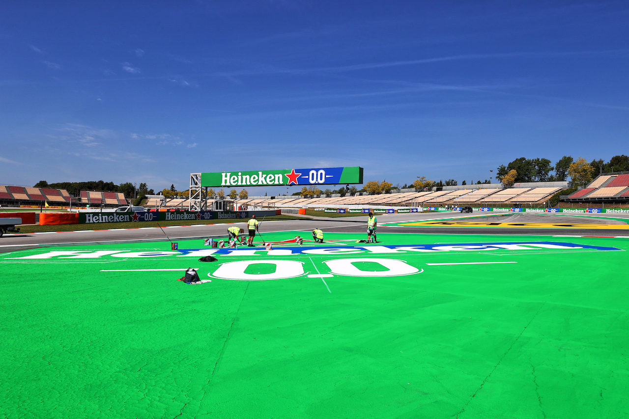 GP SPAGNA, Circuit Atmosfera - Heinken branding painting.
06.05.2021. Formula 1 World Championship, Rd 4, Spanish Grand Prix, Barcelona, Spain, Preparation Day.
- www.xpbimages.com, EMail: requests@xpbimages.com © Copyright: Moy / XPB Images
