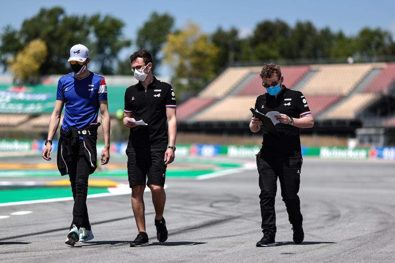 GP SPAGNA, Esteban Ocon (FRA) Alpine F1 Team walks the circuit with the team.
06.05.2021. Formula 1 World Championship, Rd 4, Spanish Grand Prix, Barcelona, Spain, Preparation Day.
- www.xpbimages.com, EMail: requests@xpbimages.com © Copyright: Charniaux / XPB Images