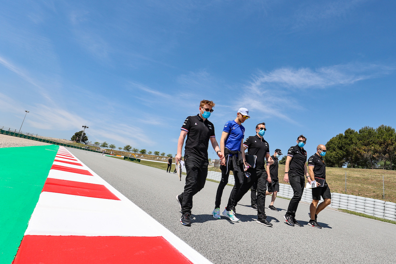 GP SPAGNA, Esteban Ocon (FRA) Alpine F1 Team walks the circuit with the team.
06.05.2021. Formula 1 World Championship, Rd 4, Spanish Grand Prix, Barcelona, Spain, Preparation Day.
- www.xpbimages.com, EMail: requests@xpbimages.com © Copyright: Charniaux / XPB Images