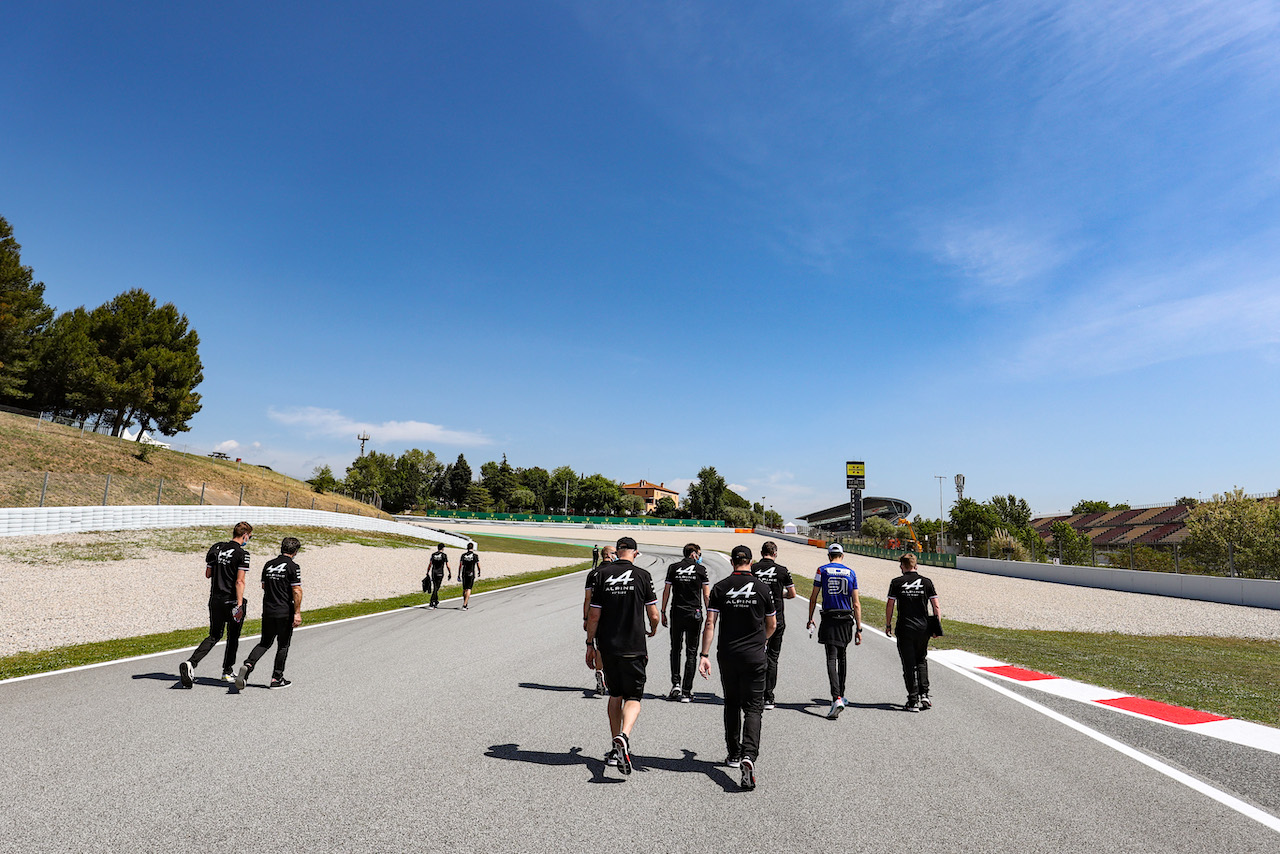 GP SPAGNA, Esteban Ocon (FRA) Alpine F1 Team walks the circuit with the team.
06.05.2021. Formula 1 World Championship, Rd 4, Spanish Grand Prix, Barcelona, Spain, Preparation Day.
- www.xpbimages.com, EMail: requests@xpbimages.com © Copyright: Charniaux / XPB Images