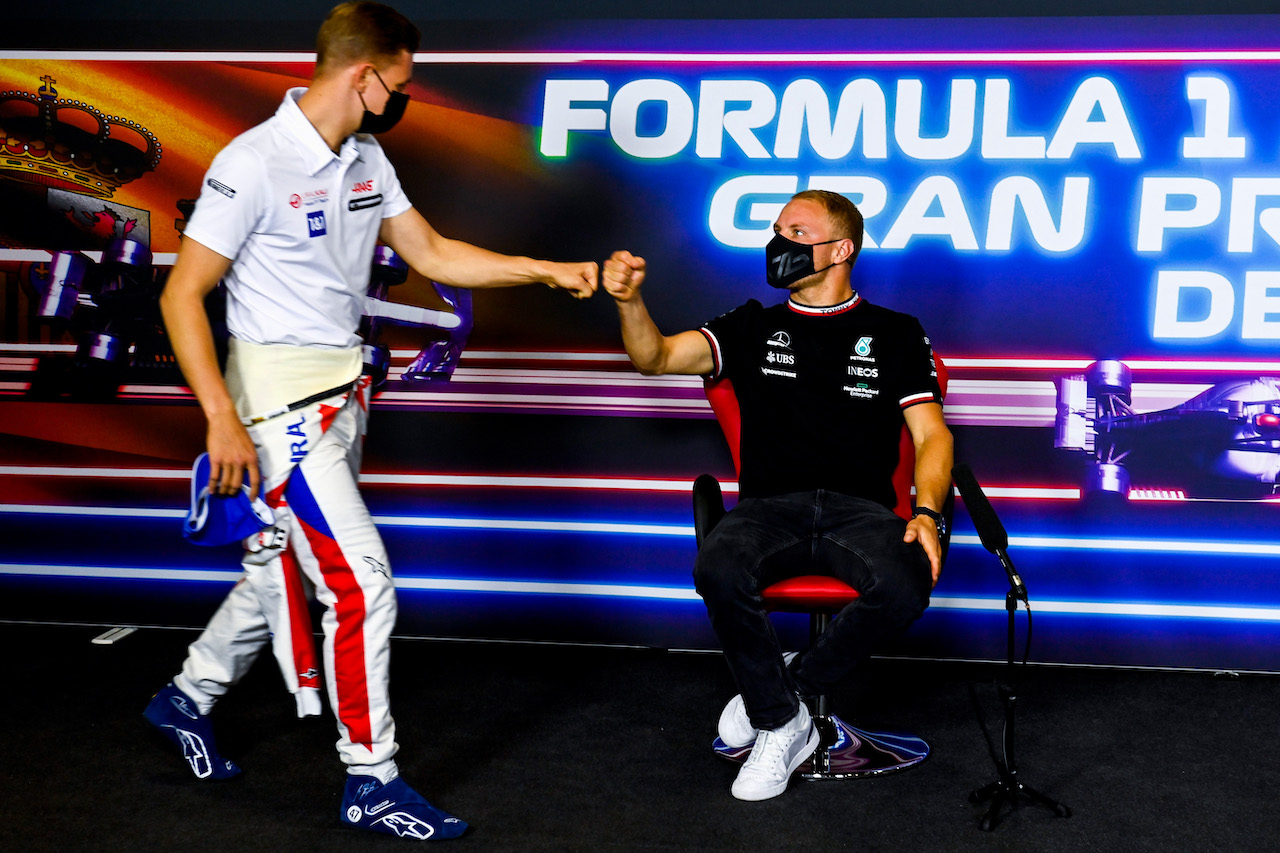 GP SPAGNA, (L to R): Mick Schumacher (GER) Haas F1 Team with Valtteri Bottas (FIN) Mercedes AMG F1 in the FIA Press Conference.
06.05.2021. Formula 1 World Championship, Rd 4, Spanish Grand Prix, Barcelona, Spain, Preparation Day.
- www.xpbimages.com, EMail: requests@xpbimages.com © Copyright: FIA Pool Image for Editorial Use Only