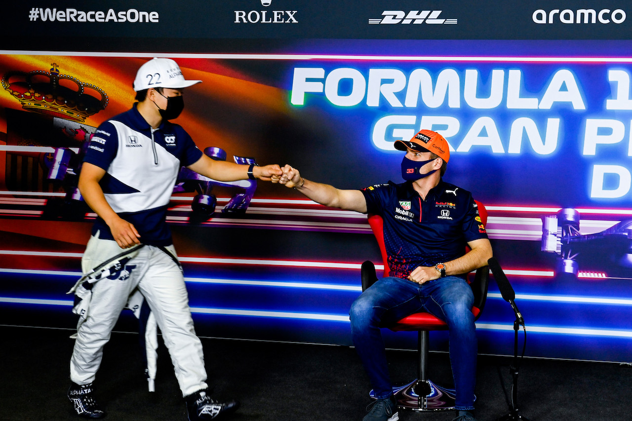 GP SPAGNA, (L to R): Yuki Tsunoda (JPN) AlphaTauri with Max Verstappen (NLD) Red Bull Racing in the FIA Press Conference.
06.05.2021. Formula 1 World Championship, Rd 4, Spanish Grand Prix, Barcelona, Spain, Preparation Day.
- www.xpbimages.com, EMail: requests@xpbimages.com © Copyright: FIA Pool Image for Editorial Use Only