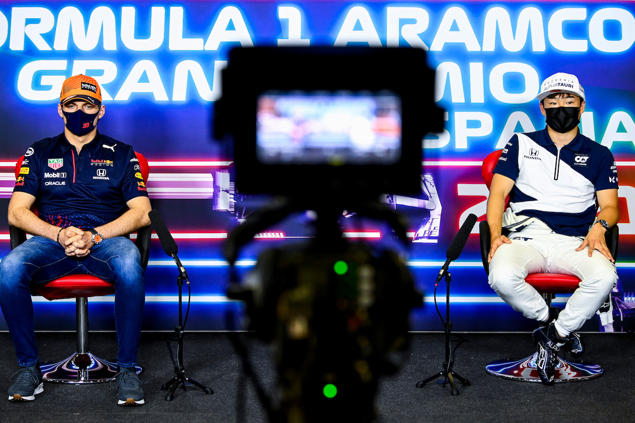 GP SPAGNA, (L to R): Yuki Tsunoda (JPN) AlphaTauri with Max Verstappen (NLD) Red Bull Racing in the FIA Press Conference.
06.05.2021. Formula 1 World Championship, Rd 4, Spanish Grand Prix, Barcelona, Spain, Preparation Day.
- www.xpbimages.com, EMail: requests@xpbimages.com © Copyright: FIA Pool Image for Editorial Use Only