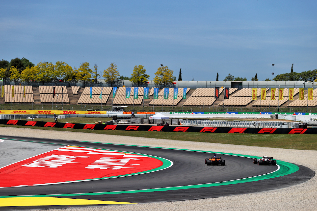 GP SPAGNA, (L to R): Lando Norris (GBR) McLaren MCL35M e Kimi Raikkonen (FIN) Alfa Romeo Racing C41.
08.05.2021. Formula 1 World Championship, Rd 4, Spanish Grand Prix, Barcelona, Spain, Qualifiche Day.
- www.xpbimages.com, EMail: requests@xpbimages.com © Copyright: Moy / XPB Images