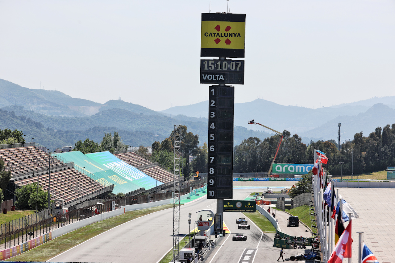 GP SPAGNA, Nicholas Latifi (CDN) Williams Racing FW43B, Mick Schumacher (GER) Haas VF-21, e Nikita Mazepin (RUS) Haas F1 Team VF-21 leave the pits.
08.05.2021. Formula 1 World Championship, Rd 4, Spanish Grand Prix, Barcelona, Spain, Qualifiche Day.
- www.xpbimages.com, EMail: requests@xpbimages.com © Copyright: Batchelor / XPB Images