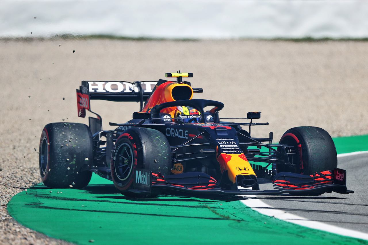 GP SPAGNA, Sergio Perez (MEX) Red Bull Racing RB16B spins during qualifying.
08.05.2021. Formula 1 World Championship, Rd 4, Spanish Grand Prix, Barcelona, Spain, Qualifiche Day.
- www.xpbimages.com, EMail: requests@xpbimages.com © Copyright: Moy / XPB Images