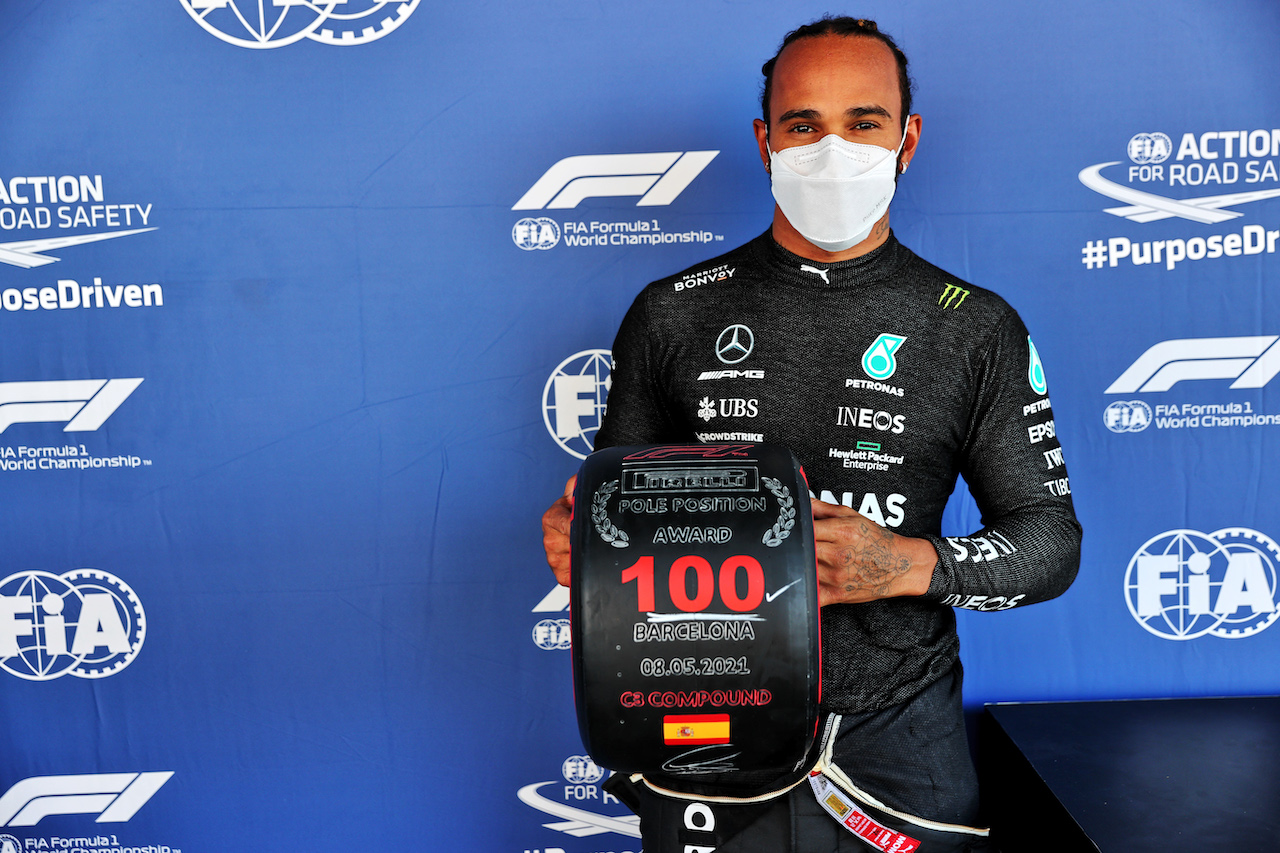 GP SPAGNA, Lewis Hamilton (GBR) Mercedes AMG F1 celebrates his 100th pole position in qualifying parc ferme.
08.05.2021. Formula 1 World Championship, Rd 4, Spanish Grand Prix, Barcelona, Spain, Qualifiche Day.
- www.xpbimages.com, EMail: requests@xpbimages.com © Copyright: Batchelor / XPB Images