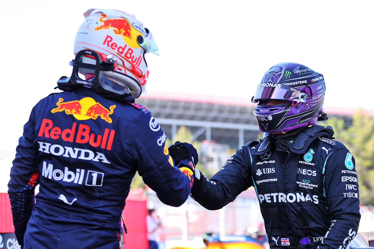 GP SPAGNA, Lewis Hamilton (GBR) Mercedes AMG F1 celebrates his 100th pole position in qualifying parc ferme with second placed Max Verstappen (NLD) Red Bull Racing.
08.05.2021. Formula 1 World Championship, Rd 4, Spanish Grand Prix, Barcelona, Spain, Qualifiche Day.
- www.xpbimages.com, EMail: requests@xpbimages.com © Copyright: Batchelor / XPB Images