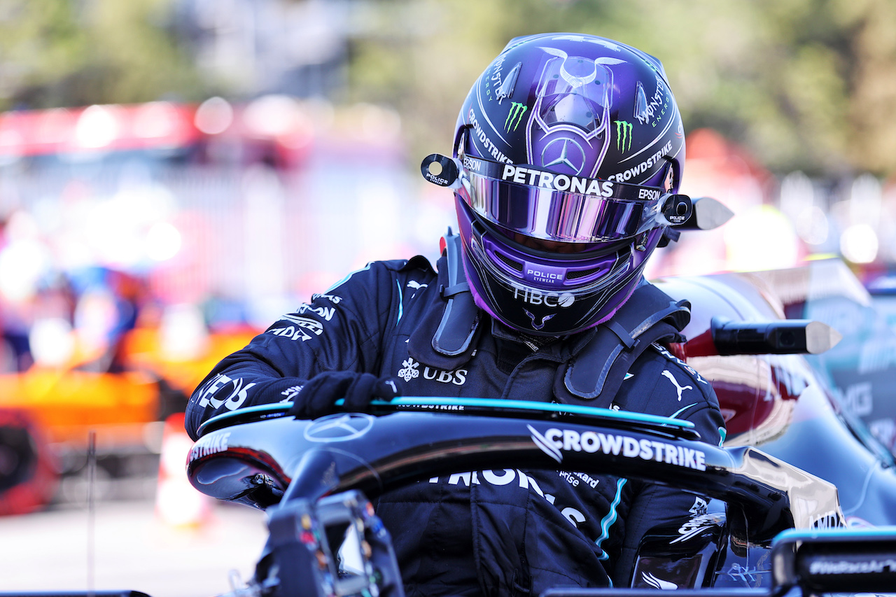 GP SPAGNA, Pole sitter Lewis Hamilton (GBR) Mercedes AMG F1 W12 in qualifying parc ferme.
08.05.2021. Formula 1 World Championship, Rd 4, Spanish Grand Prix, Barcelona, Spain, Qualifiche Day.
- www.xpbimages.com, EMail: requests@xpbimages.com © Copyright: Batchelor / XPB Images