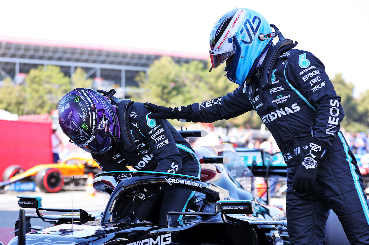 GP SPAGNA, Pole sitter Lewis Hamilton (GBR) Mercedes AMG F1 W12 in qualifying parc ferme with team mate Valtteri Bottas (FIN) Mercedes AMG F1.
08.05.2021. Formula 1 World Championship, Rd 4, Spanish Grand Prix, Barcelona, Spain, Qualifiche Day.
- www.xpbimages.com, EMail: requests@xpbimages.com © Copyright: Batchelor / XPB Images