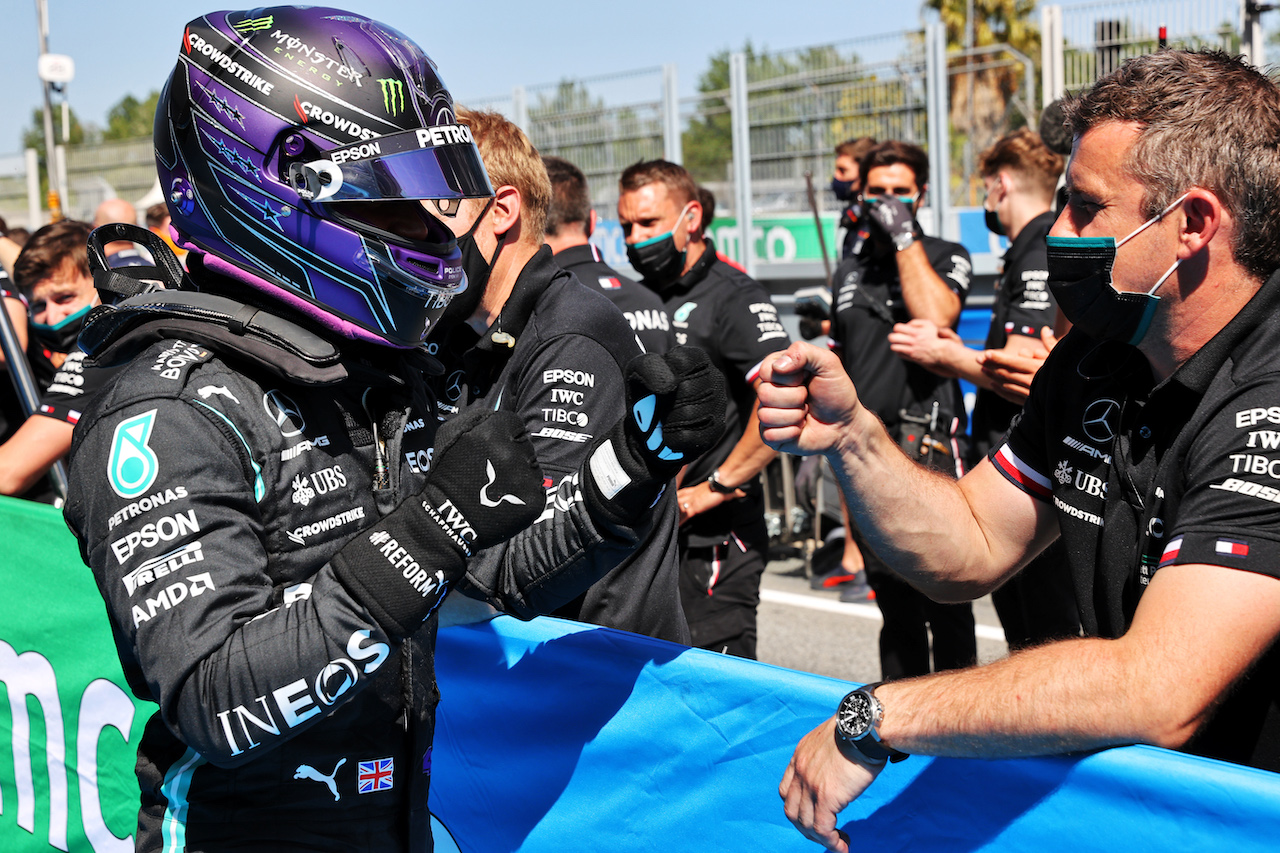 GP SPAGNA, Lewis Hamilton (GBR) Mercedes AMG F1 celebrates his 100th pole position in qualifying parc ferme.
08.05.2021. Formula 1 World Championship, Rd 4, Spanish Grand Prix, Barcelona, Spain, Qualifiche Day.
- www.xpbimages.com, EMail: requests@xpbimages.com © Copyright: Batchelor / XPB Images