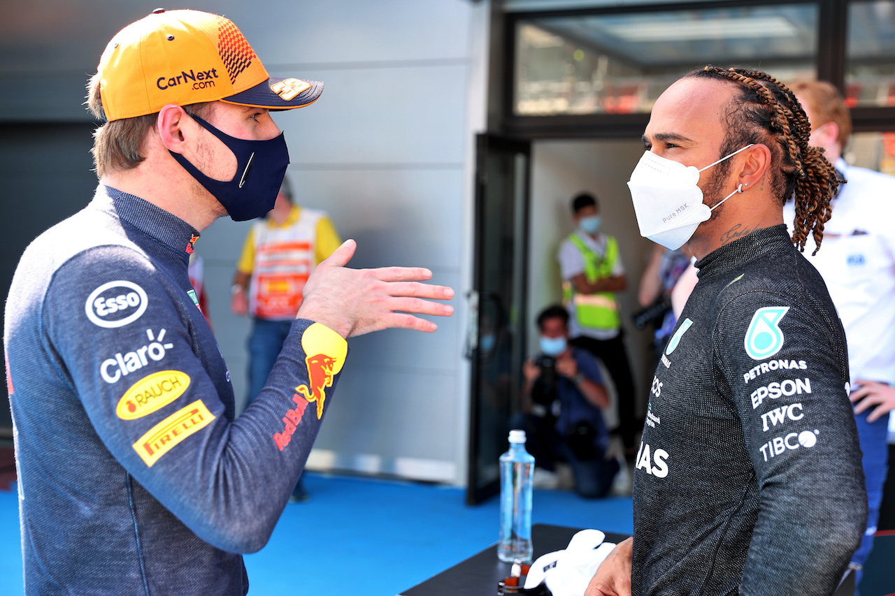 GP SPAGNA, (L to R): Max Verstappen (NLD) Red Bull Racing in qualifying parc ferme with pole sitter Lewis Hamilton (GBR) Mercedes AMG F1.
08.05.2021. Formula 1 World Championship, Rd 4, Spanish Grand Prix, Barcelona, Spain, Qualifiche Day.
- www.xpbimages.com, EMail: requests@xpbimages.com © Copyright: Batchelor / XPB Images