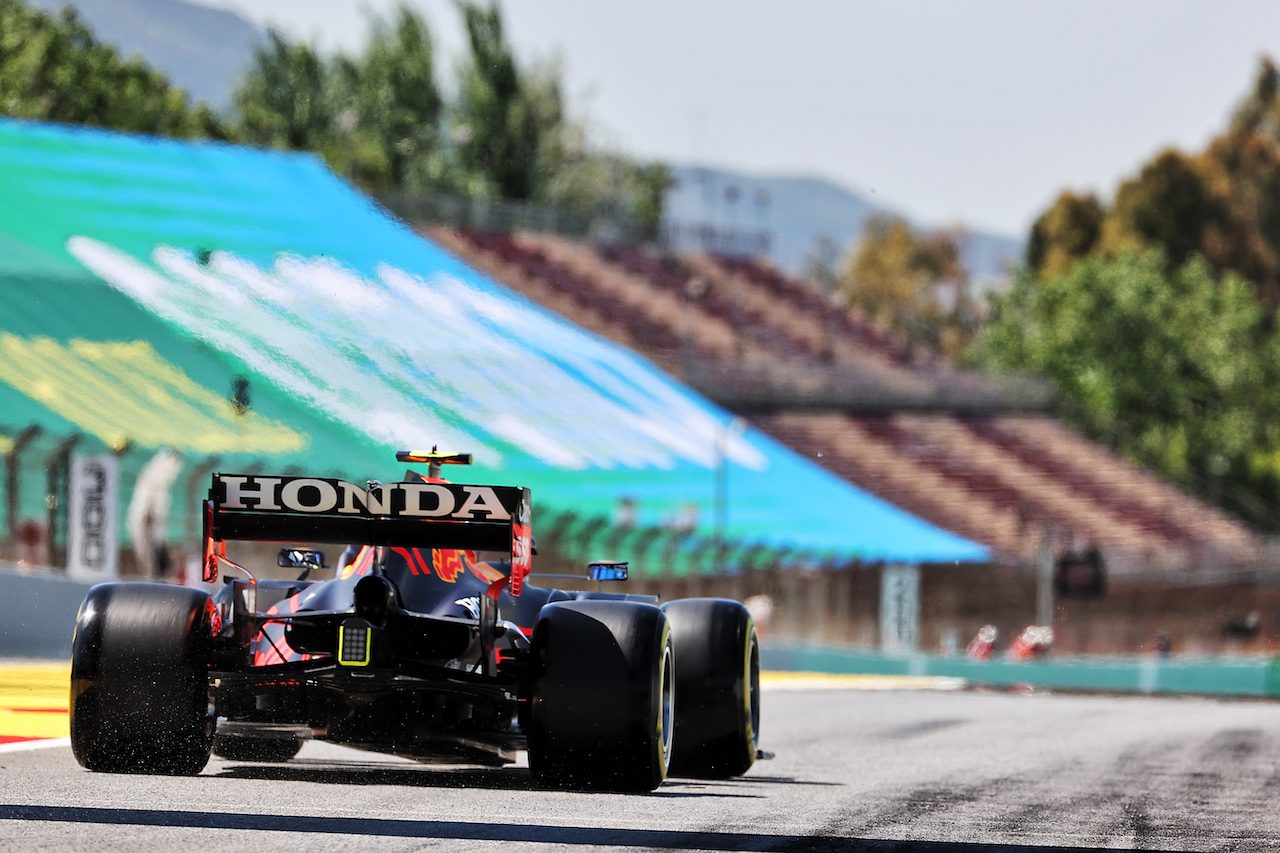 GP SPAGNA, Sergio Perez (MEX) Red Bull Racing RB16B.
08.05.2021. Formula 1 World Championship, Rd 4, Spanish Grand Prix, Barcelona, Spain, Qualifiche Day.
- www.xpbimages.com, EMail: requests@xpbimages.com © Copyright: Batchelor / XPB Images