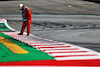 GP SPAGNA, A marshal inspects the kerb.
08.05.2021. Formula 1 World Championship, Rd 4, Spanish Grand Prix, Barcelona, Spain, Qualifiche Day.
- www.xpbimages.com, EMail: requests@xpbimages.com © Copyright: Moy / XPB Images