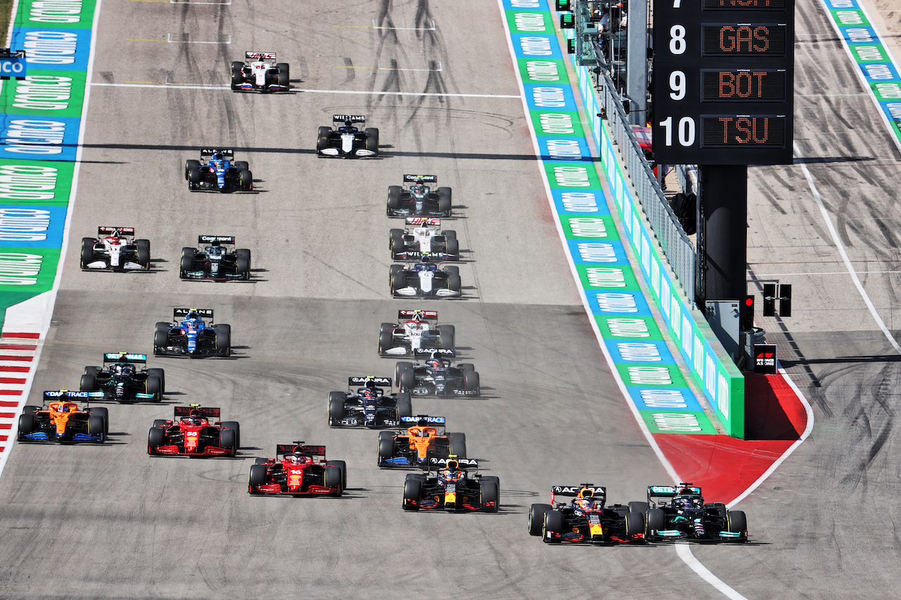 GP STATI UNITI, (L to R): Max Verstappen (NLD) Red Bull Racing RB16B e Lewis Hamilton (GBR) Mercedes AMG F1 W12 battle for the lead at the partenza of the race.
24.10.2021. Formula 1 World Championship, Rd 17, United States Grand Prix, Austin, Texas, USA, Gara Day.
- www.xpbimages.com, EMail: requests@xpbimages.com © Copyright: Batchelor / XPB Images