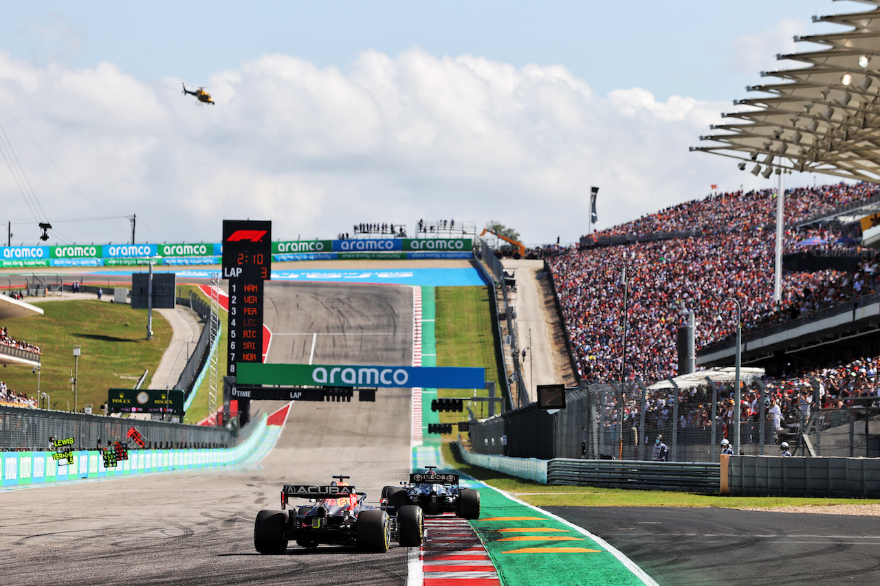 GP STATI UNITI, Lewis Hamilton (GBR) Mercedes AMG F1 W12 davanti a Max Verstappen (NLD) Red Bull Racing RB16B.
24.10.2021. Formula 1 World Championship, Rd 17, United States Grand Prix, Austin, Texas, USA, Gara Day.
- www.xpbimages.com, EMail: requests@xpbimages.com © Copyright: Moy / XPB Images