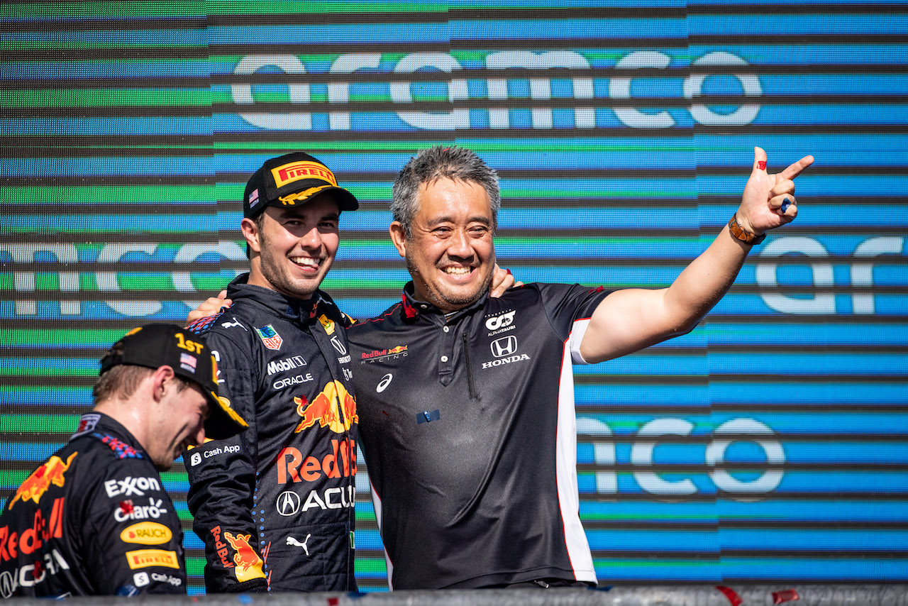 GP STATI UNITI, (L to R): Sergio Perez (MEX) Red Bull Racing celebrates his third position on the podium with Masashi Yamamoto (JPN) Honda Racing F1 Managing Director.
24.10.2021. Formula 1 World Championship, Rd 17, United States Grand Prix, Austin, Texas, USA, Gara Day.
- www.xpbimages.com, EMail: requests@xpbimages.com © Copyright: Bearne / XPB Images