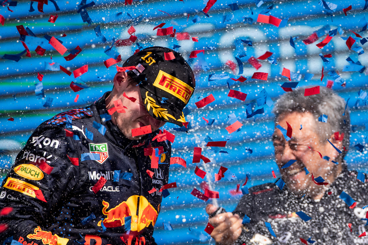 GP STATI UNITI, Gara winner Max Verstappen (NLD) Red Bull Racing celebrates on the podium.
24.10.2021. Formula 1 World Championship, Rd 17, United States Grand Prix, Austin, Texas, USA, Gara Day.
- www.xpbimages.com, EMail: requests@xpbimages.com © Copyright: Bearne / XPB Images