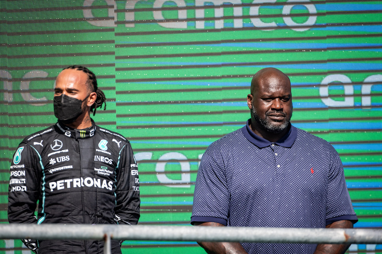 GP STATI UNITI, (L to R): Lewis Hamilton (GBR) Mercedes AMG F1 on the podium with Shaquille O'Neal (USA) Former Basketball Player.
24.10.2021. Formula 1 World Championship, Rd 17, United States Grand Prix, Austin, Texas, USA, Gara Day.
- www.xpbimages.com, EMail: requests@xpbimages.com © Copyright: Bearne / XPB Images