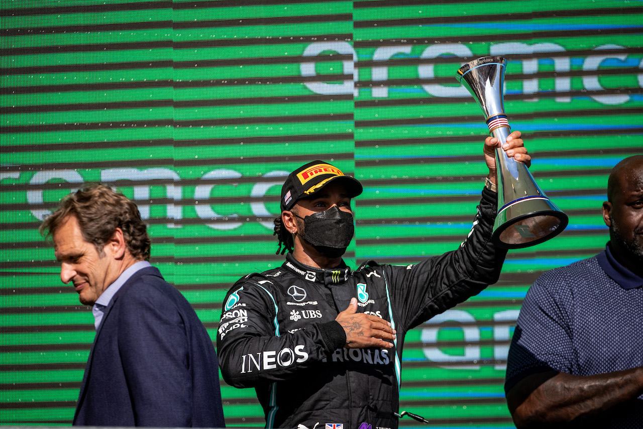 GP STATI UNITI, Lewis Hamilton (GBR) Mercedes AMG F1 celebrates his second position on the podium.
24.10.2021. Formula 1 World Championship, Rd 17, United States Grand Prix, Austin, Texas, USA, Gara Day.
- www.xpbimages.com, EMail: requests@xpbimages.com © Copyright: Bearne / XPB Images