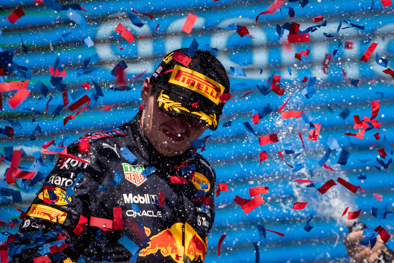 GP STATI UNITI, Gara winner Max Verstappen (NLD) Red Bull Racing celebrates on the podium.
24.10.2021. Formula 1 World Championship, Rd 17, United States Grand Prix, Austin, Texas, USA, Gara Day.
- www.xpbimages.com, EMail: requests@xpbimages.com © Copyright: Bearne / XPB Images