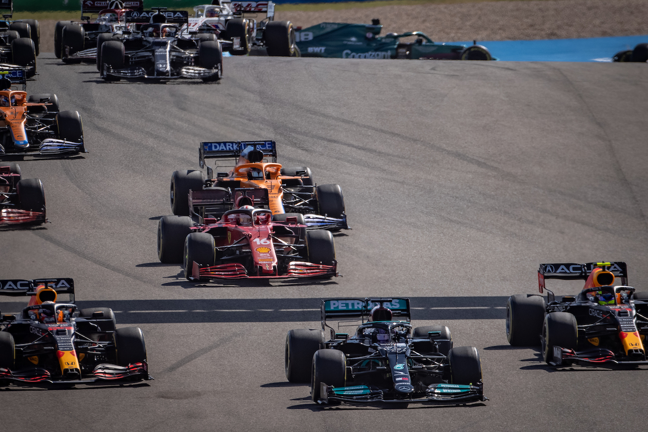 GP STATI UNITI, (L to R): Max Verstappen (NLD) Red Bull Racing RB16B, Lewis Hamilton (GBR) Mercedes AMG F1 W12, e Sergio Perez (MEX) Red Bull Racing RB16B, at the partenza of the race.
24.10.2021. Formula 1 World Championship, Rd 17, United States Grand Prix, Austin, Texas, USA, Gara Day.
- www.xpbimages.com, EMail: requests@xpbimages.com © Copyright: Bearne / XPB Images