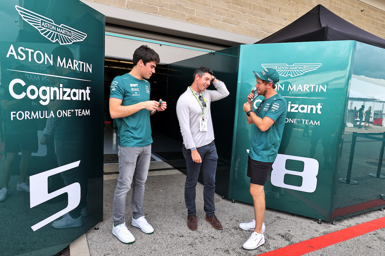 GP STATI UNITI, (L to R): Lance Stroll (CDN) Aston Martin F1 Team with Rory McIlroy (GBR) Professional Golfer e Sebastian Vettel (GER) Aston Martin F1 Team.
24.10.2021. Formula 1 World Championship, Rd 17, United States Grand Prix, Austin, Texas, USA, Gara Day.
- www.xpbimages.com, EMail: requests@xpbimages.com © Copyright: Moy / XPB Images