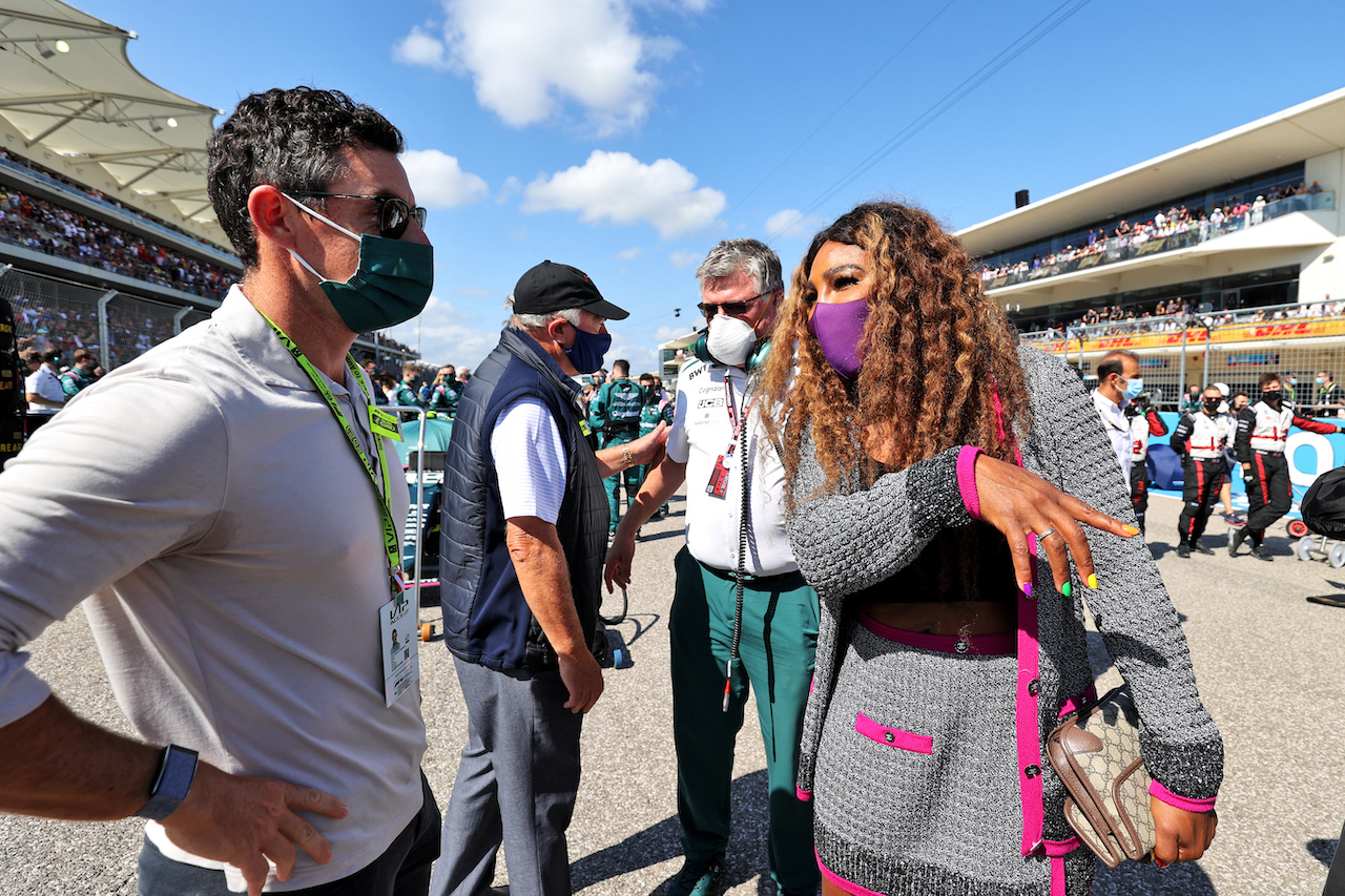 GP STATI UNITI, (L to R): Rory McIlroy (GBR) Professional Golfer with Serena Williams (USA) Tennis Player on the grid.
24.10.2021. Formula 1 World Championship, Rd 17, United States Grand Prix, Austin, Texas, USA, Gara Day.
- www.xpbimages.com, EMail: requests@xpbimages.com © Copyright: Moy / XPB Images
