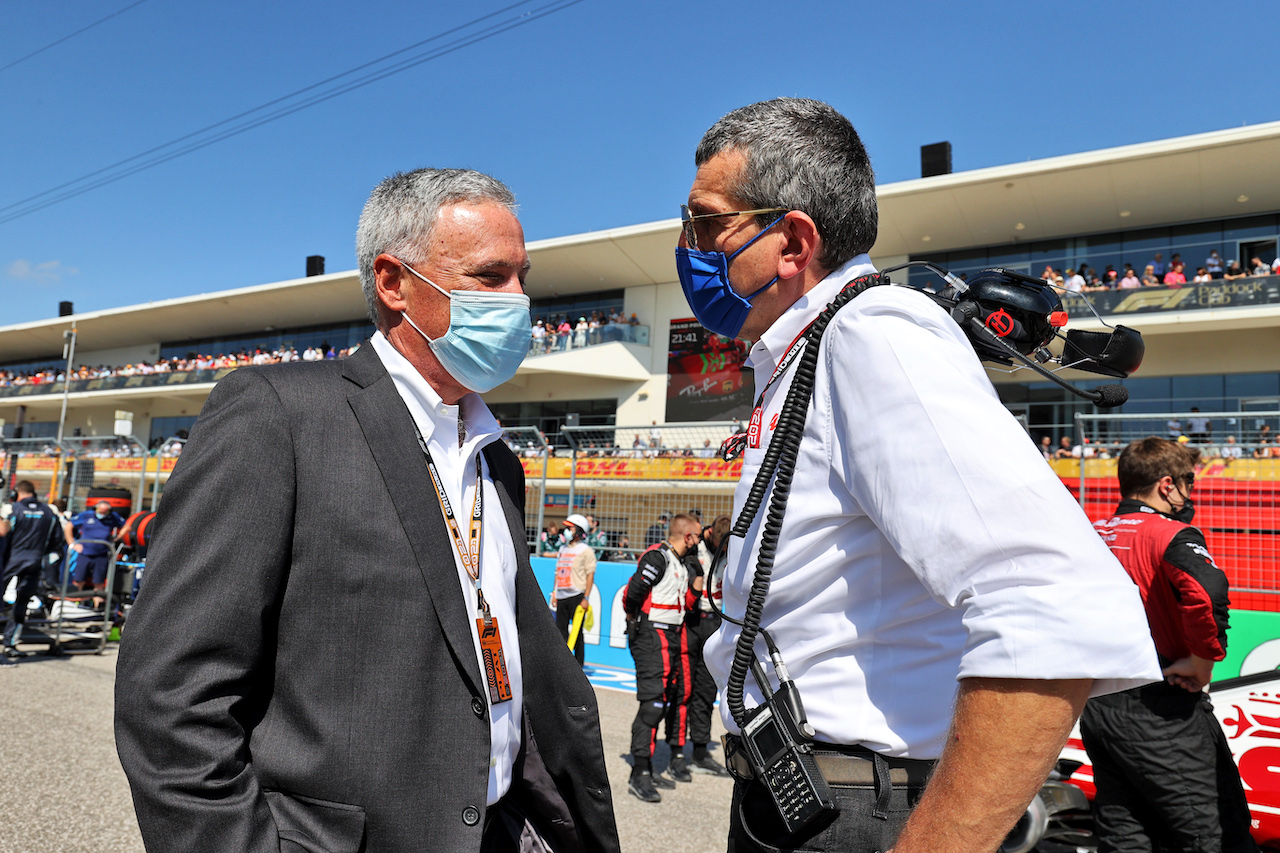 GP STATI UNITI, (L to R): Chase Carey (USA) with Guenther Steiner (ITA) Haas F1 Team Prinicipal on the grid.
24.10.2021. Formula 1 World Championship, Rd 17, United States Grand Prix, Austin, Texas, USA, Gara Day.
- www.xpbimages.com, EMail: requests@xpbimages.com © Copyright: Moy / XPB Images