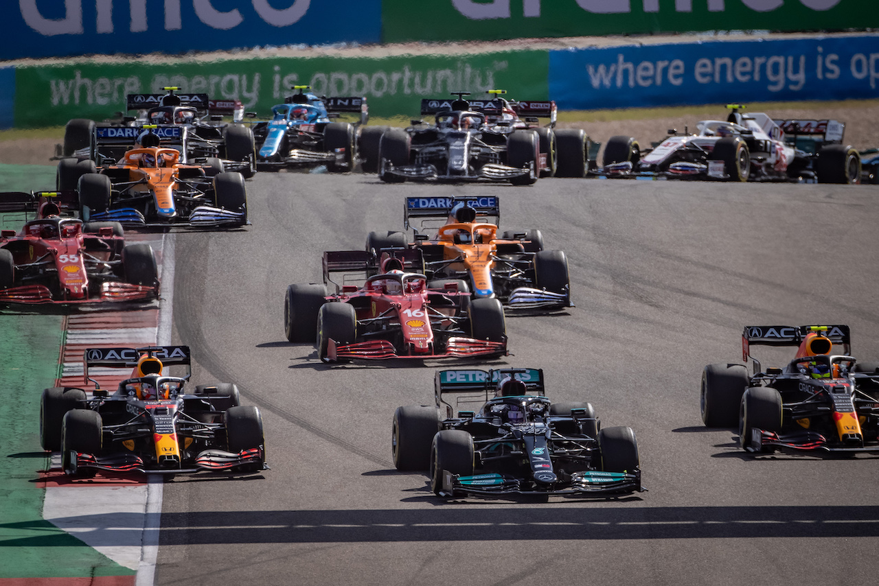 GP STATI UNITI, (L to R): Max Verstappen (NLD) Red Bull Racing RB16B, Lewis Hamilton (GBR) Mercedes AMG F1 W12, e Sergio Perez (MEX) Red Bull Racing RB16B, at the partenza of the race.
24.10.2021. Formula 1 World Championship, Rd 17, United States Grand Prix, Austin, Texas, USA, Gara Day.
- www.xpbimages.com, EMail: requests@xpbimages.com © Copyright: Bearne / XPB Images