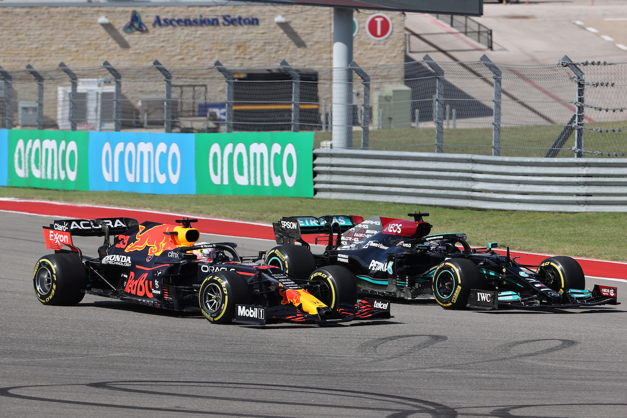 GP STATI UNITI, Lewis Hamilton (GBR) Mercedes AMG F1 W12 e Max Verstappen (NLD) Red Bull Racing RB16B.
24.10.2021. Formula 1 World Championship, Rd 17, United States Grand Prix, Austin, Texas, USA, Gara Day.
- www.xpbimages.com, EMail: requests@xpbimages.com © Copyright: Batchelor / XPB Images