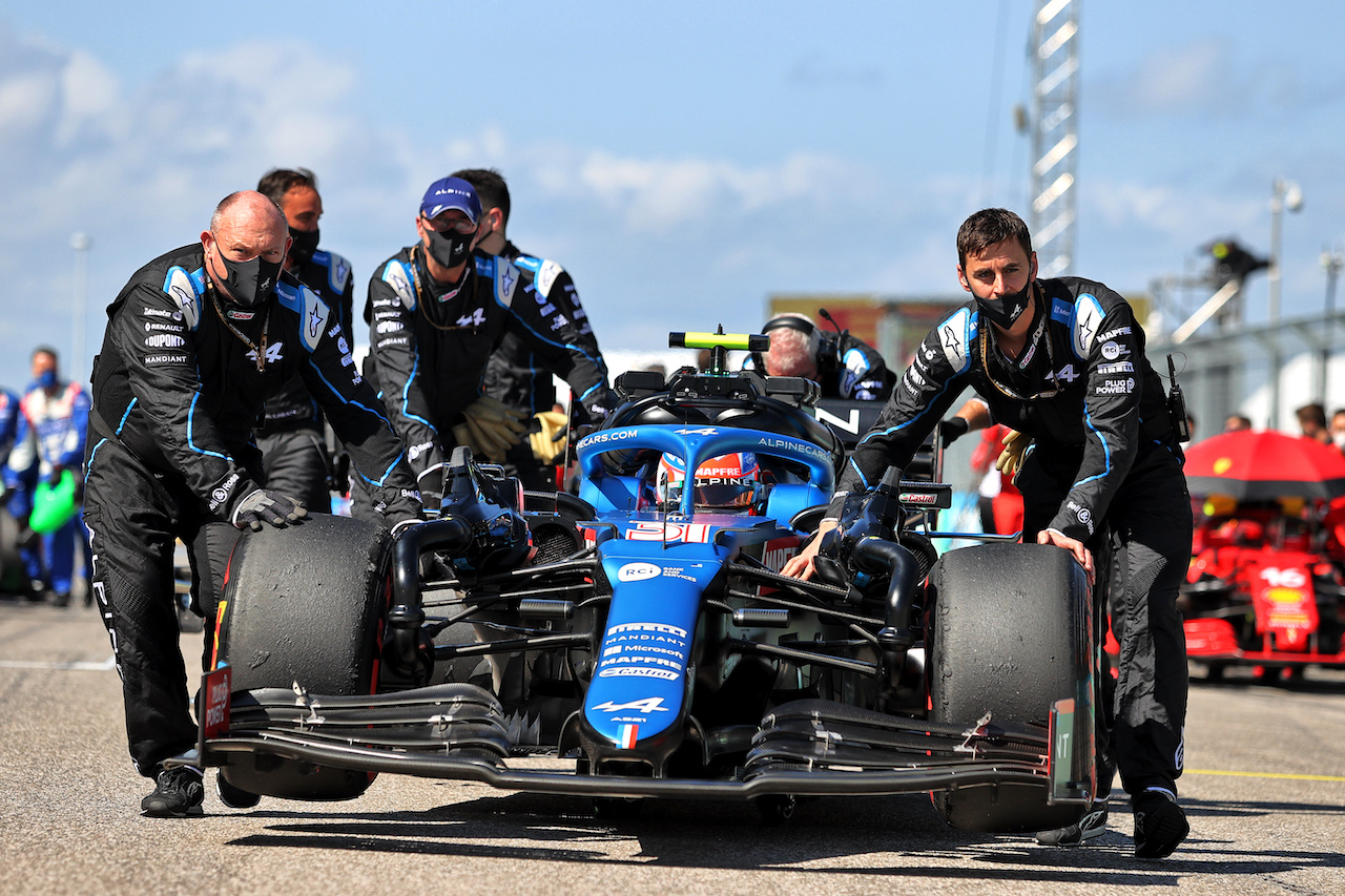 GP STATI UNITI, Esteban Ocon (FRA) Alpine F1 Team A521 on the grid.
24.10.2021. Formula 1 World Championship, Rd 17, United States Grand Prix, Austin, Texas, USA, Gara Day.
- www.xpbimages.com, EMail: requests@xpbimages.com © Copyright: Moy / XPB Images