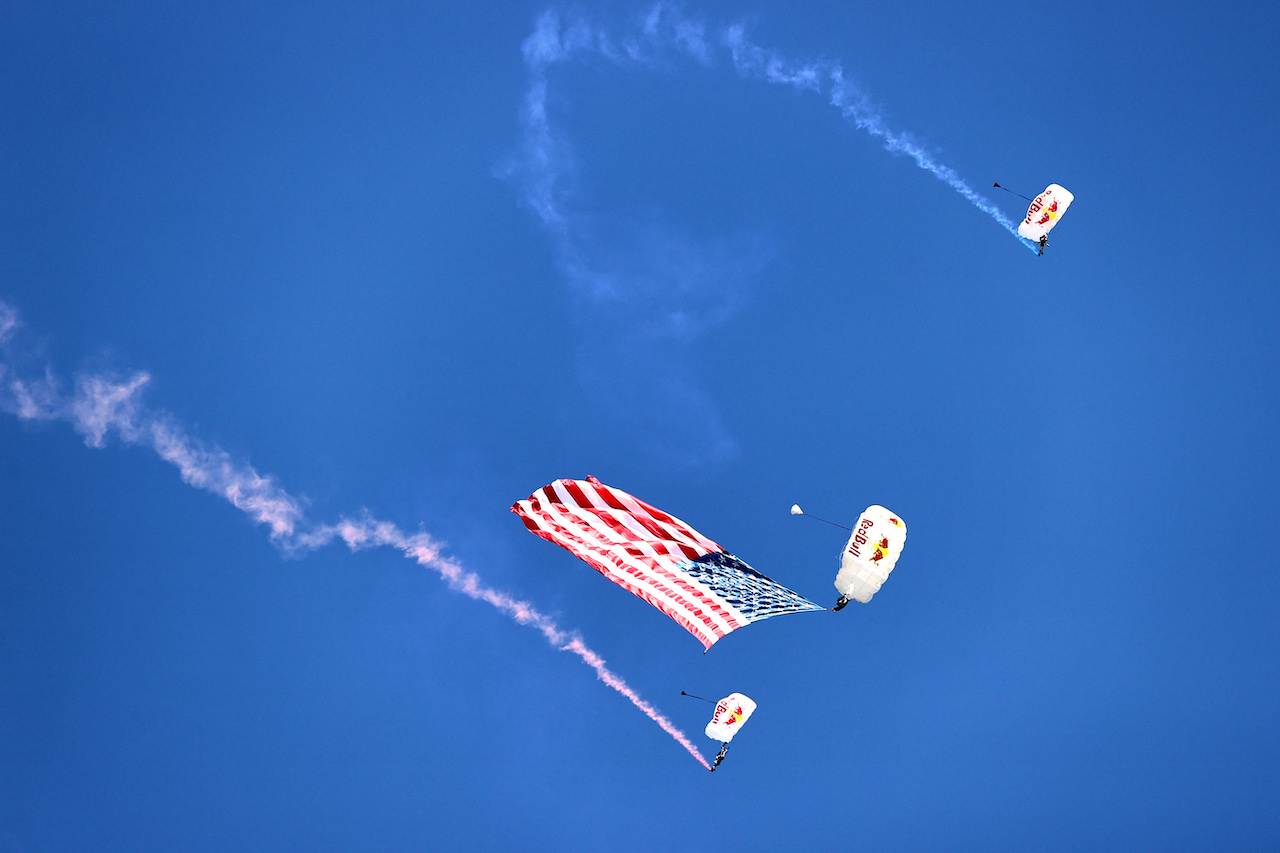 GP STATI UNITI, griglia Atmosfera - Red Bull parachutists.
24.10.2021. Formula 1 World Championship, Rd 17, United States Grand Prix, Austin, Texas, USA, Gara Day.
- www.xpbimages.com, EMail: requests@xpbimages.com © Copyright: Moy / XPB Images
