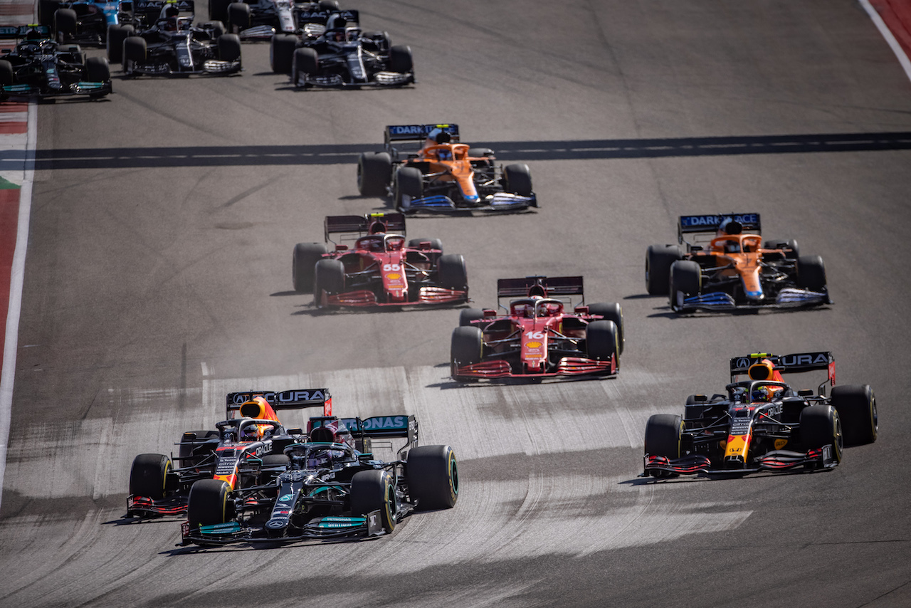 GP STATI UNITI, (L to R): Max Verstappen (NLD) Red Bull Racing RB16B, Lewis Hamilton (GBR) Mercedes AMG F1 W12, e Sergio Perez (MEX) Red Bull Racing RB16B, at the partenza of the race.
24.10.2021. Formula 1 World Championship, Rd 17, United States Grand Prix, Austin, Texas, USA, Gara Day.
- www.xpbimages.com, EMail: requests@xpbimages.com © Copyright: Bearne / XPB Images
