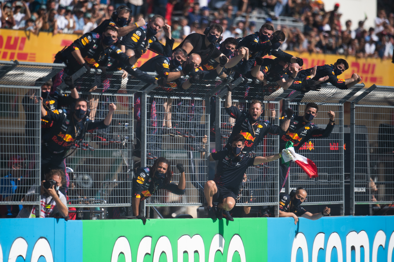 GP STATI UNITI, Red Bull Racing celebrates vicrory for Max Verstappen (NLD) Red Bull Racing RB16B.
24.10.2021. Formula 1 World Championship, Rd 17, United States Grand Prix, Austin, Texas, USA, Gara Day.
- www.xpbimages.com, EMail: requests@xpbimages.com © Copyright: Price / XPB Images