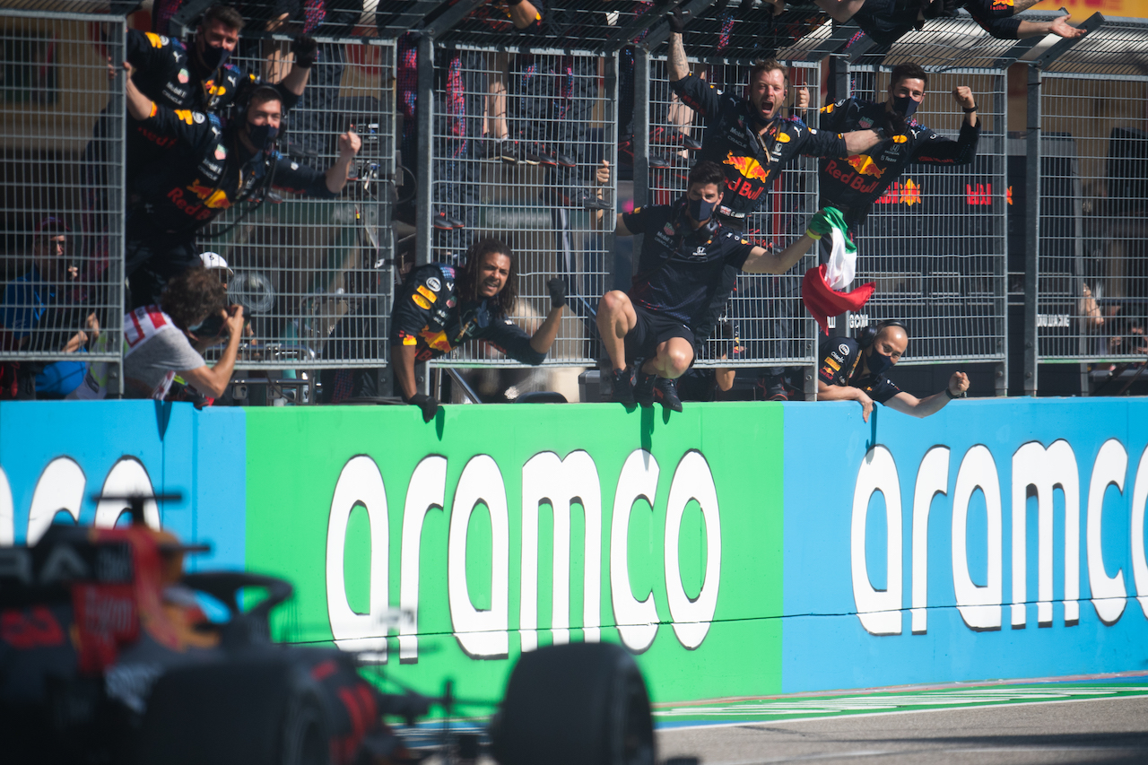 GP STATI UNITI, Red Bull Racing celebrates vicrory for Max Verstappen (NLD) Red Bull Racing RB16B.
24.10.2021. Formula 1 World Championship, Rd 17, United States Grand Prix, Austin, Texas, USA, Gara Day.
- www.xpbimages.com, EMail: requests@xpbimages.com © Copyright: Price / XPB Images