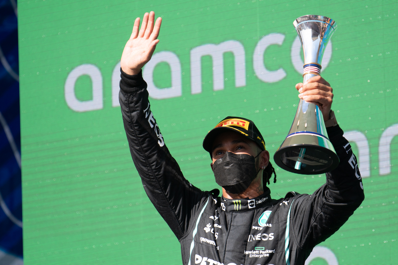 GP STATI UNITI, Lewis Hamilton (GBR) Mercedes AMG F1 celebrates his second position on the podium.
24.10.2021. Formula 1 World Championship, Rd 17, United States Grand Prix, Austin, Texas, USA, Gara Day.
- www.xpbimages.com, EMail: requests@xpbimages.com © Copyright: Price / XPB Images