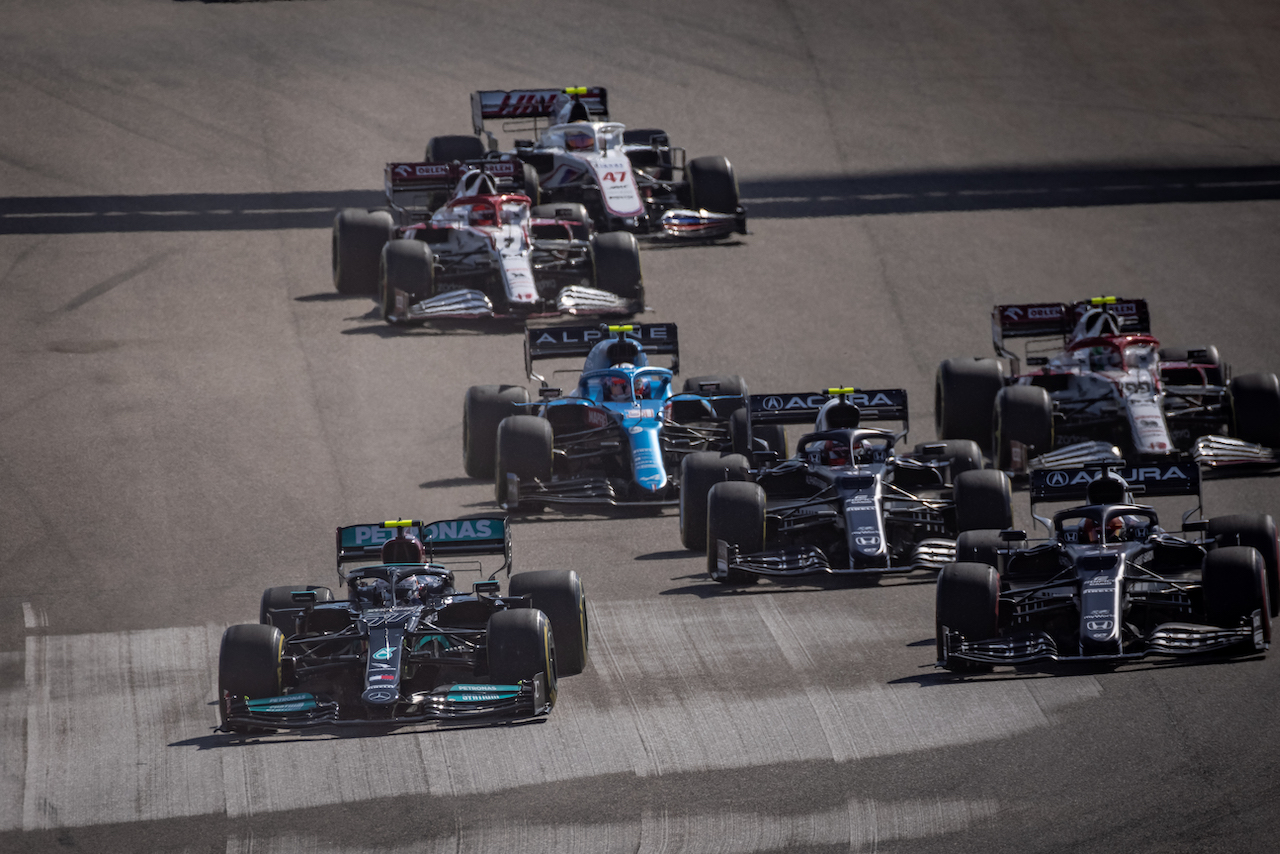 GP STATI UNITI, (L to R): Valtteri Bottas (FIN) Mercedes AMG F1 W12 e Yuki Tsunoda (JPN) AlphaTauri AT02 at the partenza of the race.
24.10.2021. Formula 1 World Championship, Rd 17, United States Grand Prix, Austin, Texas, USA, Gara Day.
- www.xpbimages.com, EMail: requests@xpbimages.com © Copyright: Bearne / XPB Images