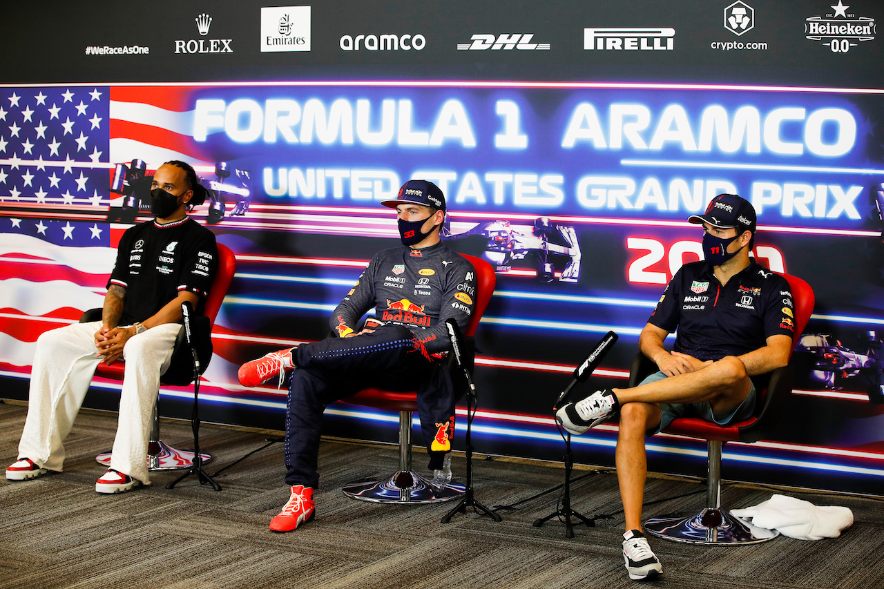 GP STATI UNITI, (L to R): Lewis Hamilton (GBR) Mercedes AMG F1; Max Verstappen (NLD) Red Bull Racing; e Sergio Perez (MEX) Red Bull Racing, in the post race FIA Press Conference.
24.10.2021. Formula 1 World Championship, Rd 17, United States Grand Prix, Austin, Texas, USA, Gara Day.
- www.xpbimages.com, EMail: requests@xpbimages.com © Copyright: FIA Pool Image for Editorial Use Only