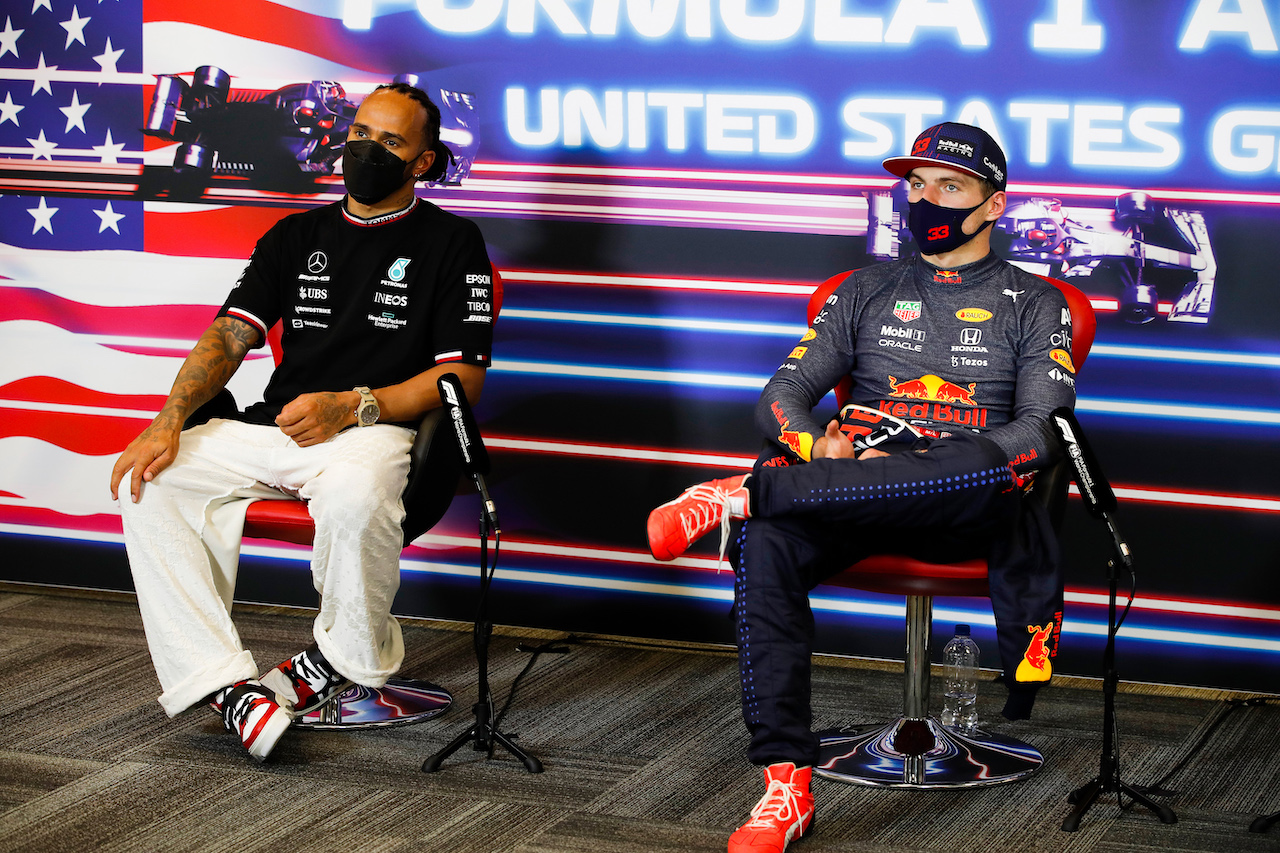 GP STATI UNITI, (L to R): Lewis Hamilton (GBR) Mercedes AMG F e Max Verstappen (NLD) Red Bull Racing, in the post race FIA Press Conference.
24.10.2021. Formula 1 World Championship, Rd 17, United States Grand Prix, Austin, Texas, USA, Gara Day.
- www.xpbimages.com, EMail: requests@xpbimages.com © Copyright: FIA Pool Image for Editorial Use Only