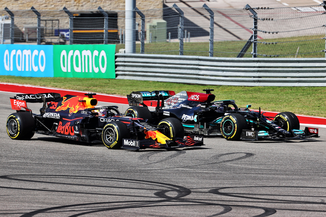GP STATI UNITI, (L to R): Max Verstappen (NLD) Red Bull Racing RB16B e Lewis Hamilton (GBR) Mercedes AMG F1 W12 battle for the lead at the partenza of the race.
24.10.2021. Formula 1 World Championship, Rd 17, United States Grand Prix, Austin, Texas, USA, Gara Day.
- www.xpbimages.com, EMail: requests@xpbimages.com © Copyright: Batchelor / XPB Images